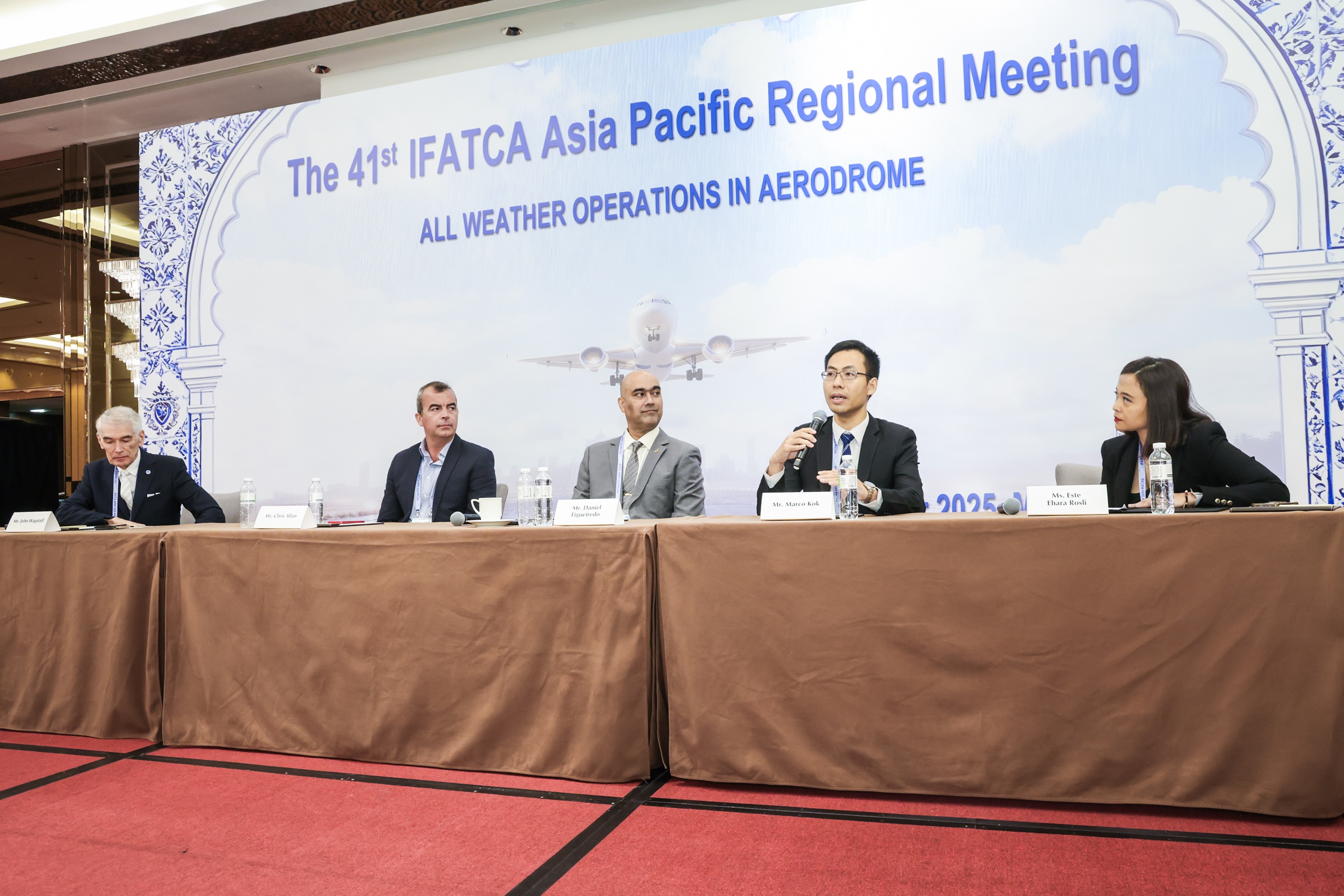 香港天文台的郝孟骞先生（右二）在会议的专家讨论环节中分享他的见解